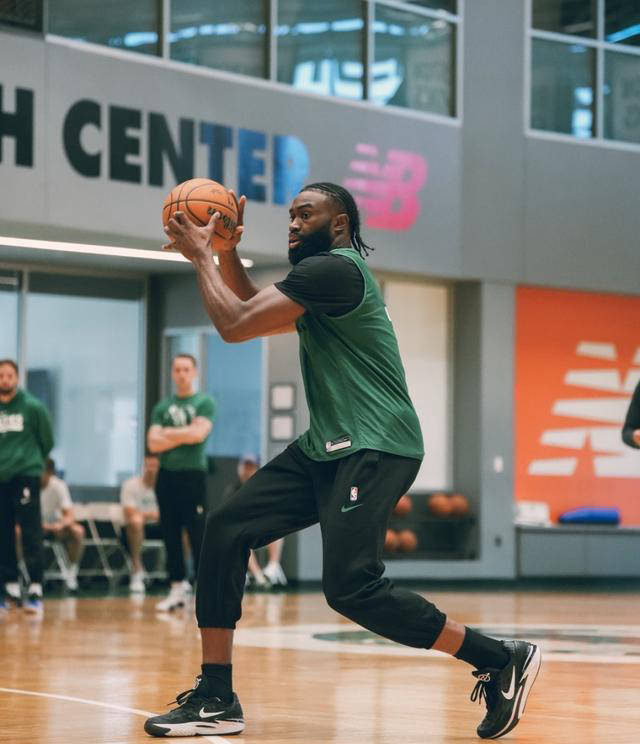 包含NBA总决赛赛程吃紧，波士顿凯尔特人冲刺阶段防线松动，气氛紧张，训练强度明显提升的词条-爱游戏